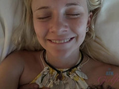 Blond, Sperma in mond, Voetbeurt, Vriendin, Olie, Gezichtspunt, Kut duiken, Tieten likken