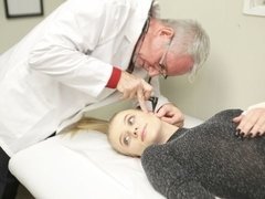 Blonde, Sucer une bite, Médecin, Doigter, Petite amie, Maigrichonne, Adolescente, Nénés