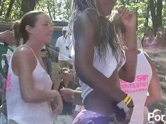 Beso negro, Playa, Bailar, Mamá, Nudista, Público, Tetas, Mojado