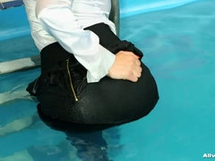 Dominacion femenina, Besar, Amante, Piscina, Satén, Medias largas, Mojado