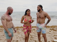 18 ans, Plage, 2 femmes 1 homme, Hard, Chatte, Rousse roux, Adolescente, Plan cul à trois