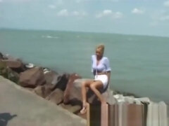 Enthousiasteling, Blond, Pissen, Openbaar, Alleen, Tiener, Tieten likken