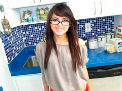 Mamada, Semen en la boca, Corridas, Penetracion con dedos, Gafas, Cocina, Bragas, Pov
