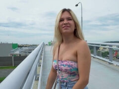 Nana, Blonde, Sucer une bite, Éjaculer dans la bouche, Tir de sperme, En levrette, Naturelle, Public