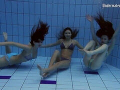 Tussi, Grosser arsch, Grosse titten, Blondine, Fetisch, Lesbisch, Pool, Unter wasser