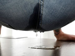 Grosser arsch, Grosse titten, Blondine, Masturbation, Milf, Pissen, Entkleiden, Tätowierung