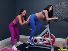 Grosse titten, Vollbusig, Sporthalle, Hd, Lesbisch, Milf, Mutti, Spielzeuge