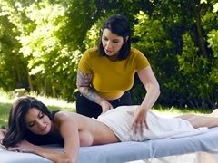 Culo grande, Morena, Penetracion con dedos, Besar, Masturbación, Coño, Estriptis, Tatuaje