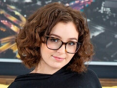 Gros cul, Gros seins, Sucer une bite, Brunette brune, En levrette, Faciale, Cheveux courts, Maigrichonne