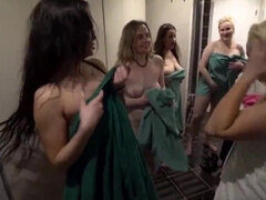 Grosser schwanz, Grosse titten, Geile alte tussi, Hundestellung, Schwanzloch, Gruppe, Hd, Milf