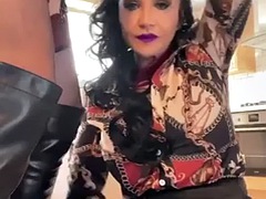 Grosse bite, Gros seins, Bottes, Actrice du porno, Rasée, Suçant, Nénés, Sous la jupe