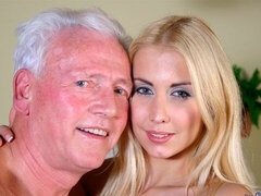 Blondine, Blasen, Handjob, Hardcore, Riesig, Strümpfe, Entkleiden, Jungendliche (18+)