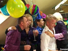 Aangekleed, Sperma shot, Lesbisch, Feest, Satijn, Douche, Kousen, Swinger