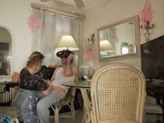Grosse titten, Blondine, Familie, Oma, Handjob, Reif, Milf, Stiefmutter