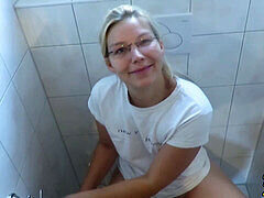 Alemán, Al aire libre, Orinar, Público