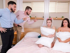 Blonde, En levrette, Groupe, Hard, Orgie, Strapon, Suçant, Adolescente