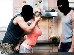Grosser schwanz, Blasen, Kehlenfick, Hundestellung, Flotter vierer, Handjob, Orgie, Tätowierung