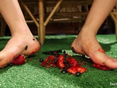 Couple, Femme dominatrice, Nourriture, Fétiche des pieds, Lesbienne, Chatte, Esclave, Jarretelles