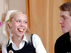 Blond, Hondjeshouding, Natuurlijke tieten, Klein, Twee staartjes, Kut duiken, Mager, Tieten likken