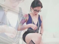 Penetracion con puños, Abierta, Gotica, Lesbiana, Lamidas, Ducha, Chorro, Tatuaje