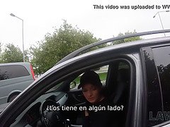 Morena adolescente chupa la polla y la monta en la sala de interrogatorio