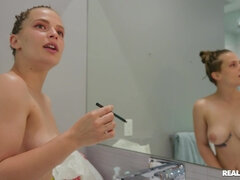 Leie, Bad, Grosser arsch, Lesbisch, Lecken, Masturbation, Piercing, Titten