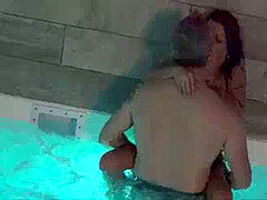 Brunette brune, Massage, Piscine