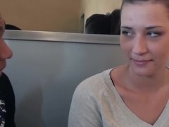 Sucer une bite, Brunette brune, Nue à poil, Timide, Plan cul à trois