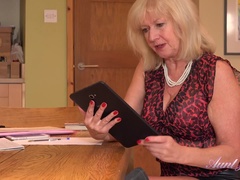 Grosse titten, Blondine, Absätze, Anleitung, Masturbation, Büro, Rasiert, Lehrer