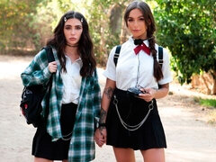 Брюнетки, Поцелуи, Лесбиянка, Лизание, Белье, Бритые, Стриптизерша, Сиськи