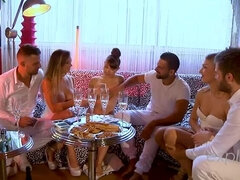 Blonde, Sucer une bite, En levrette, Bâillonner, Groupe, Orgie, Chatte, Russe
