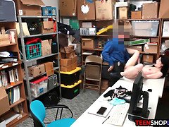 Coulisses, Sucer une bite, Brunette brune, Attrapée, Hard, Petite femme, Police, Punition