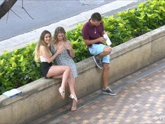 Embrassement, Masturbation, Orgasme, Public, Solo, Gicler, Sous la jupe