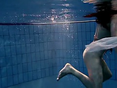 Tetas grandes, Morena, Fetiche, Piscina, Público, Ruso, Adolescente, Bajo el agua