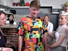 Grosse bite, Sucer une bite, Femme couguar, Léchez, Orgie, Rasée, Maigrichonne, Fils