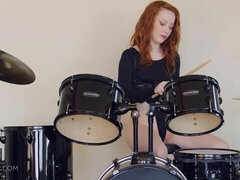 Enthousiasteling, Kont, Natuurlijke tieten, Roodharige vrouw, Alleen, Strippen, Tiener, Tieten likken