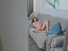 Sucer une bite, Attrapée, En levrette, Masturbation, Petite femme, Rasée, Maigrichonne, Voyeur