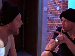 Tussi, Blasen, Spermaladung, Doppelpenetration, Aufs gesicht abspritzen, Öffentlich, Rasiert, Flotter dreier