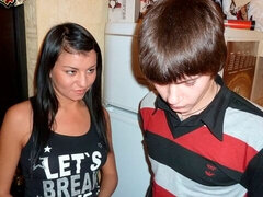 Sucer une bite, Brunette brune, Couple, Grossier, Fétiche, Russe, Rasée, Adolescente