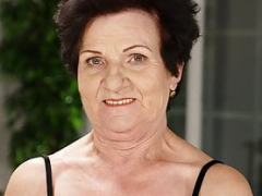 Grosser schwanz, Braunhaarige, Oma, Behaart, Hardcore, Reif, Mutti, Muschi