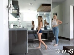 Niñera, Rubia, Mamada, Polla, Estilo perrito, Corridas faciales, Lesbiana, Tetas