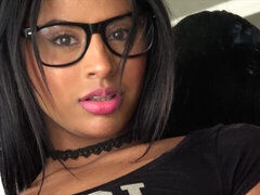 Sucer une bite, Brunette brune, Mignonne, Queue, En levrette, Grosse, Lunettes, Adolescente