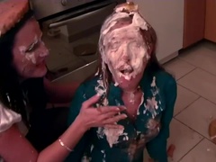 Vrouwen gevecht, Eten, Spijkerbroeken, Zoenen, Likken, Masturbatie, Kut duiken, Satijn