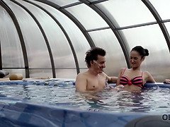 Tchèque, Papa, Mature, Seins naturels, Petite femme, Piscine, Maillot de bain, Adolescente