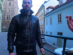 Hombre admira como belleza tetona hace que cazador se corra en las tetas