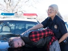 Grosser arsch, Hundestellung, Handjob, Küssen, Milf, Polizei, Rasiert, Titten