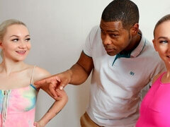 Gros cul, Noire, Sucer une bite, En levrette, 2 femmes 1 homme, Pénis, Adolescente, Nénés