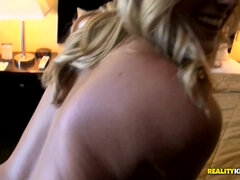 Amateur, Rubia, Corridas faciales, Madres para coger, Pov, Público, Puta, Alto