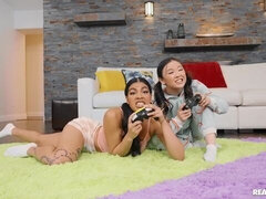 Asiatique, Gros cul, Sucer une bite, 2 femmes 1 homme, Petite amie, Interracial, Maigrichonne, Adolescente