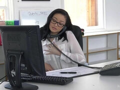 Любители, Азиатки, Брюнетки, Пальцем, Мастурбация, В офисе, Бритые, Соло